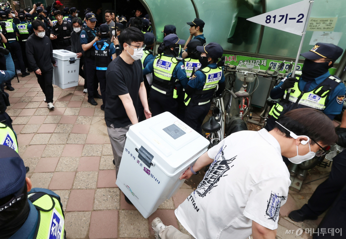 잠실투표소 35시간 대치 종료…투표함 2개 개표소로