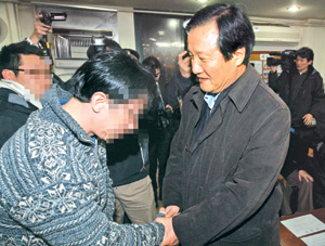 윤증현 재정장관, 새벽 인력시장 찾아 일자리 창출 약속