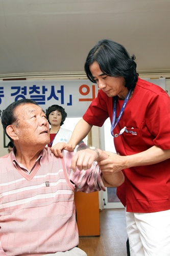 여수 백병원, 파도 뚫고 섬마을 의료봉사