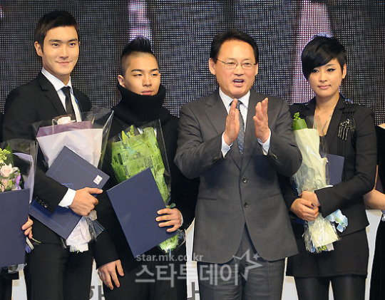 [포토] 유인촌 장관, 박수로 문화예술인 축하합니다!