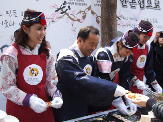 명동에 국산 돼지와 미스코리아가 떴다