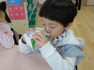 군산 P초교, 학생에 부패 우유 공급