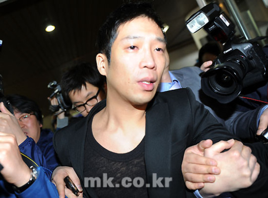 [포토] 눈물 흘리며 법원 나서는 가수 엠씨몽