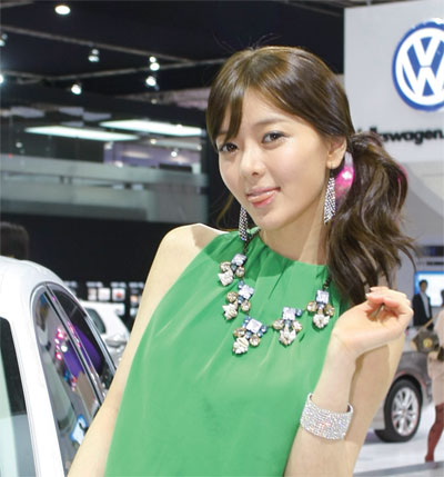 [Car] 작업남, 눈 돌아갔겠네…레이싱모델의 팔색조 매력