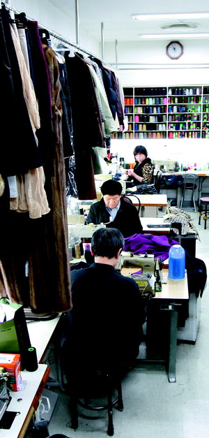 불황 그림자…백화점 수선소 북적