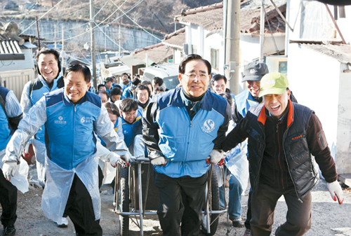 신한금융, 세탁·도배하고 연탄배달…소외된 이웃 속으로