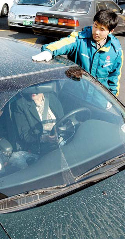 [車테크] 황사먼지 뒤집어 쓴 車 `자동 세차장` 피하세요