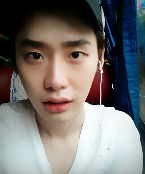 이종석 셀카 공개 ‘여자보다 고운 우유피부’