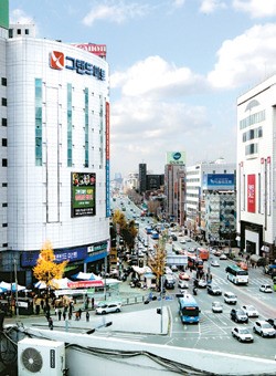 `패스트패션` 1번지는 신촌