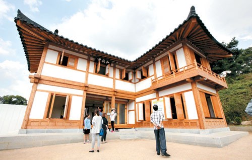 [Home & Design] 한옥, 비싸고 불편하다고? 어디서 그런 말을…