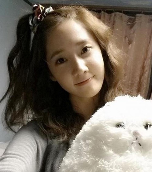 윤아 사과머리, 고양이 인형 끌어 안고 ‘청순+발랄’ 매력