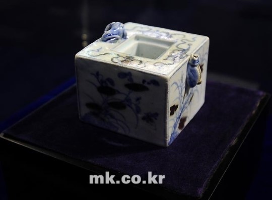 [포토] 마이아트옥션, 백자청화진사사군자문연적 선보여