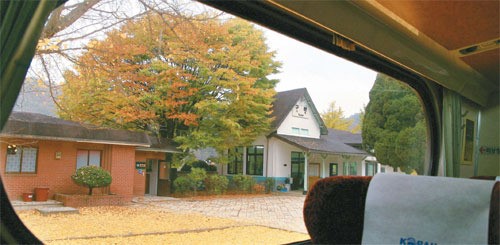[Tour holic] 본업보다 부업…고기 굽고 빵 파는 ‘반전 간이역’