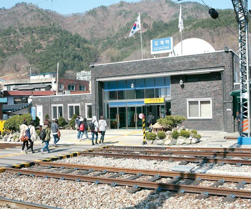 [Tour holic] 본업보다 부업…고기 굽고 빵 파는 ‘반전 간이역’