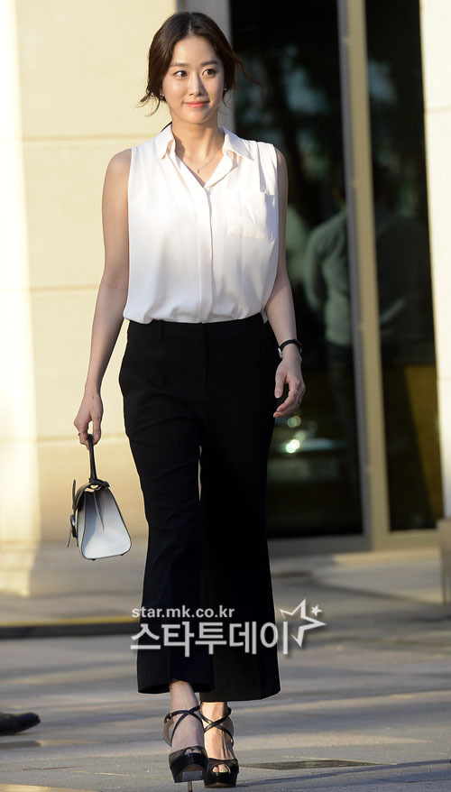 [포토]전혜빈, `블랙앤화이트 하객패션`