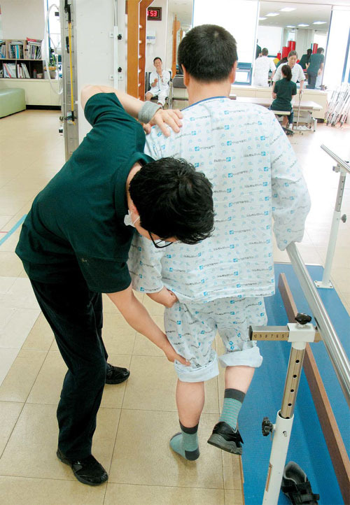 [Health] 병원 떠도는 재활유목민…病 고치려면 法 고쳐라