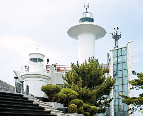 [Tour holic] 바다내음 품은 하룻밤…100년 묵은 등대 스테이