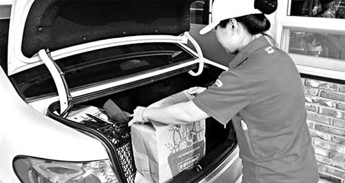 `드라이브 앤 픽` 도입한 롯데마트 중계점 가보니…차 안에서 1분만에 장보기 끝