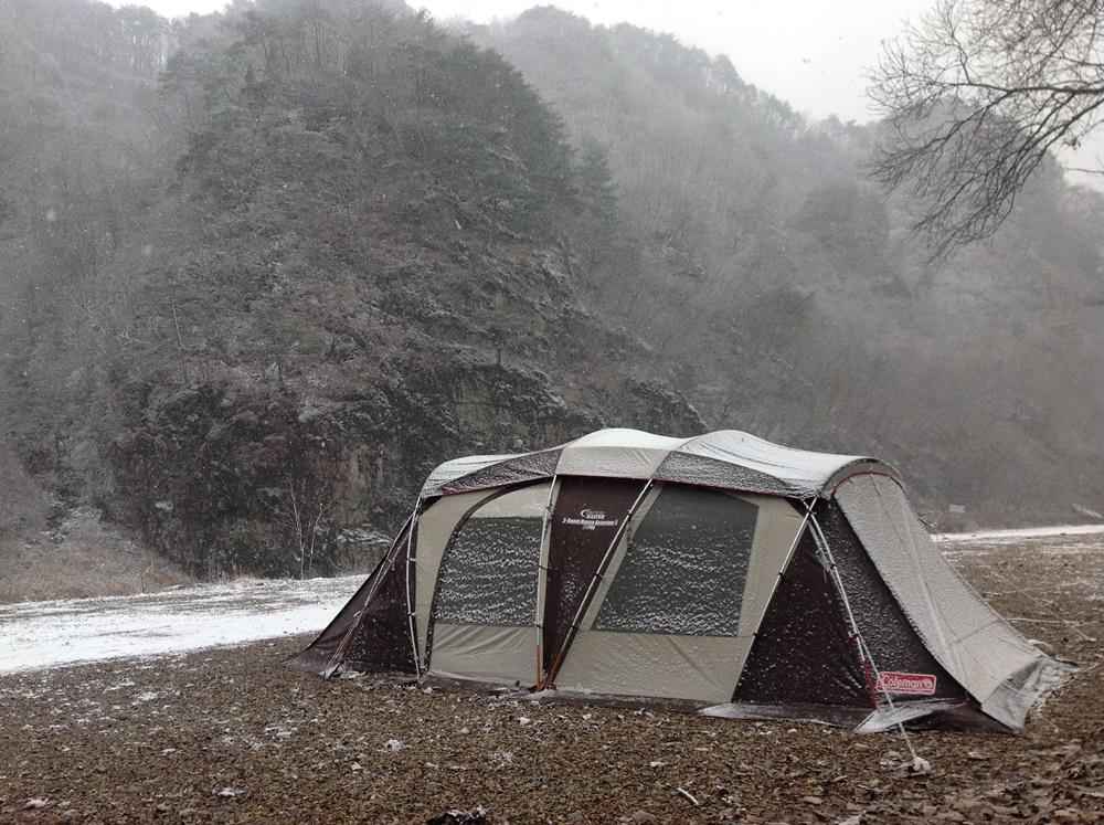 수직으로 깎아지른 바위절벽화 함께하는 홍천 물골안 캠핑장
