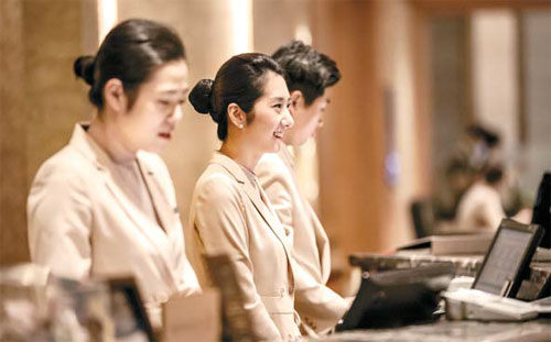 롯데호텔, 서비스 사관학교서 호텔리어 양성