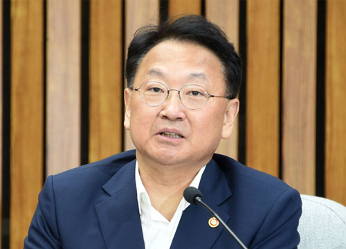 Korean govt to use extra budget to create jobs and aid restructuring
