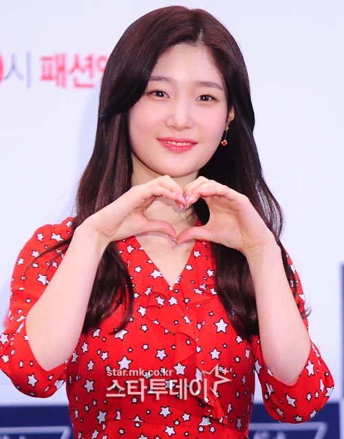 [포토] 정채연, 깜찍하게 하트 날리며