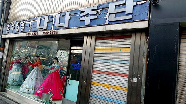 100년간의 흔적이 뒤섞인 익선동 한옥촌의 매력