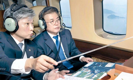 헬기 타고 새만금 둘러보는 문재인 대통령 | 인스티즈