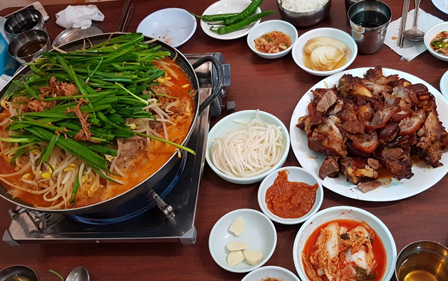 전통음식 족발과 감자탕, 미쉐린 할매집은 어떤맛?