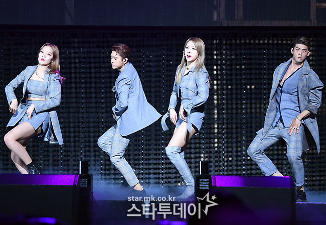 [포토]카드, 드라마틱한 무대! 