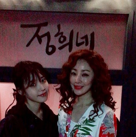 아이유, `나의 아저씨` 오나라와 다정한 투샷...나의 인생캐릭터 정희 
