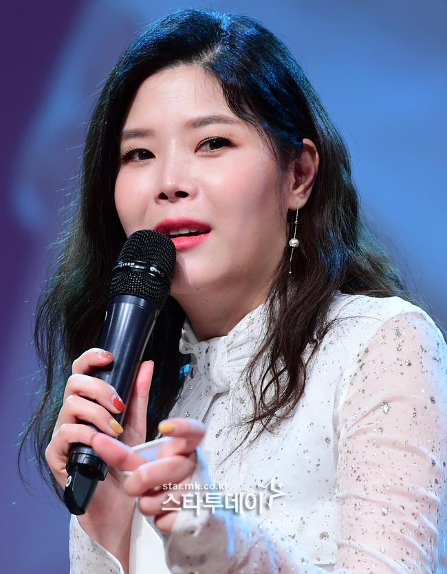 [포토] 신곡 소개하는 가수 린