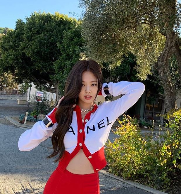 블랙핑크 제니, 상큼 꽃미소+늘씬 각선미 `시선강탈`
