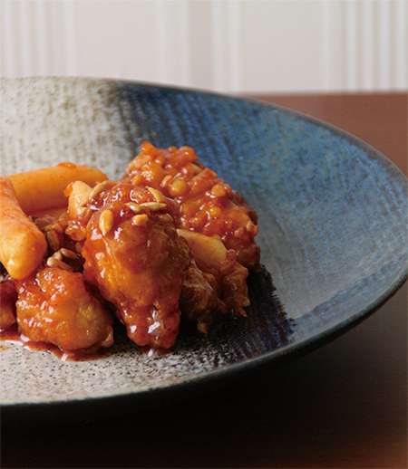 [음식평론가 윤덕노의 음食經제] 고려 진미와 흑인 소울푸드 이국적 결합이 닭강정 만들다