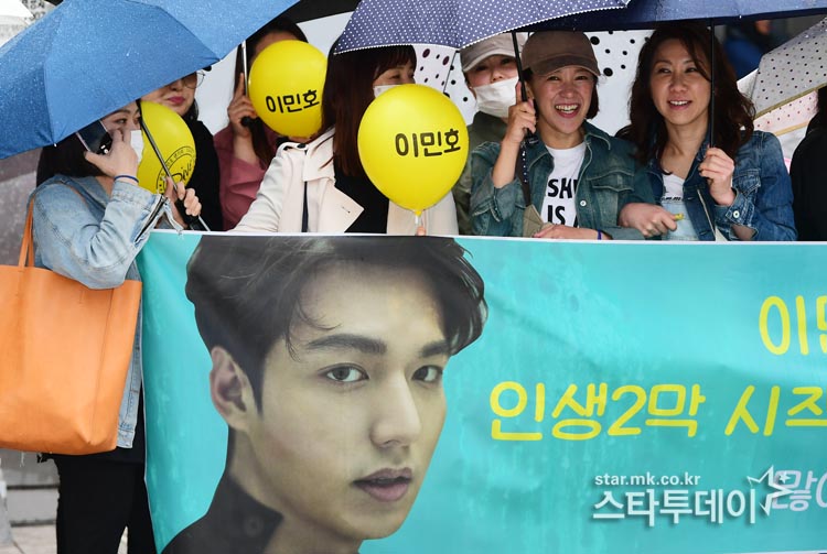 [포토] 이민호 소집해제, 행복한 팬들