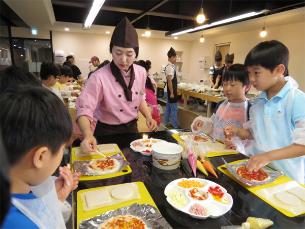 베이커리식 매장으로 매출 `쑥`, 해외진출로 어묵세계화도 앞장