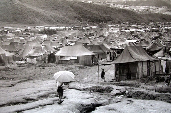 [사진은 말한다] 허허벌판의 텐트촌 1971년 7월 10일