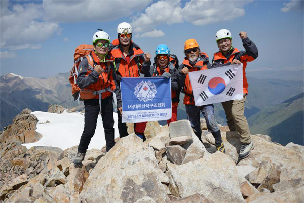 한국 산악구조대 5개봉 동시 등정 `쾌거`