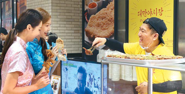 불매운동에 일식 인기 시들하자…동남아 맛집거리로 변신한 백화점