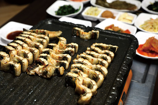 ‘친한 예능’ 음식 속 이야기를 찾아서…오감만족 ‘맛플’ 섭렵!
