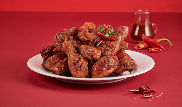 [트렌드] 교촌치킨, 이번엔 매콤한 불맛…`치느님`을 영접하라