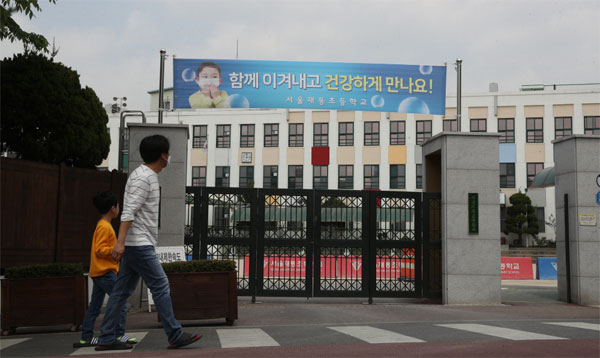 교실내 거리두기 힘들고…단체급식·기숙사 `방역 구멍` 우려