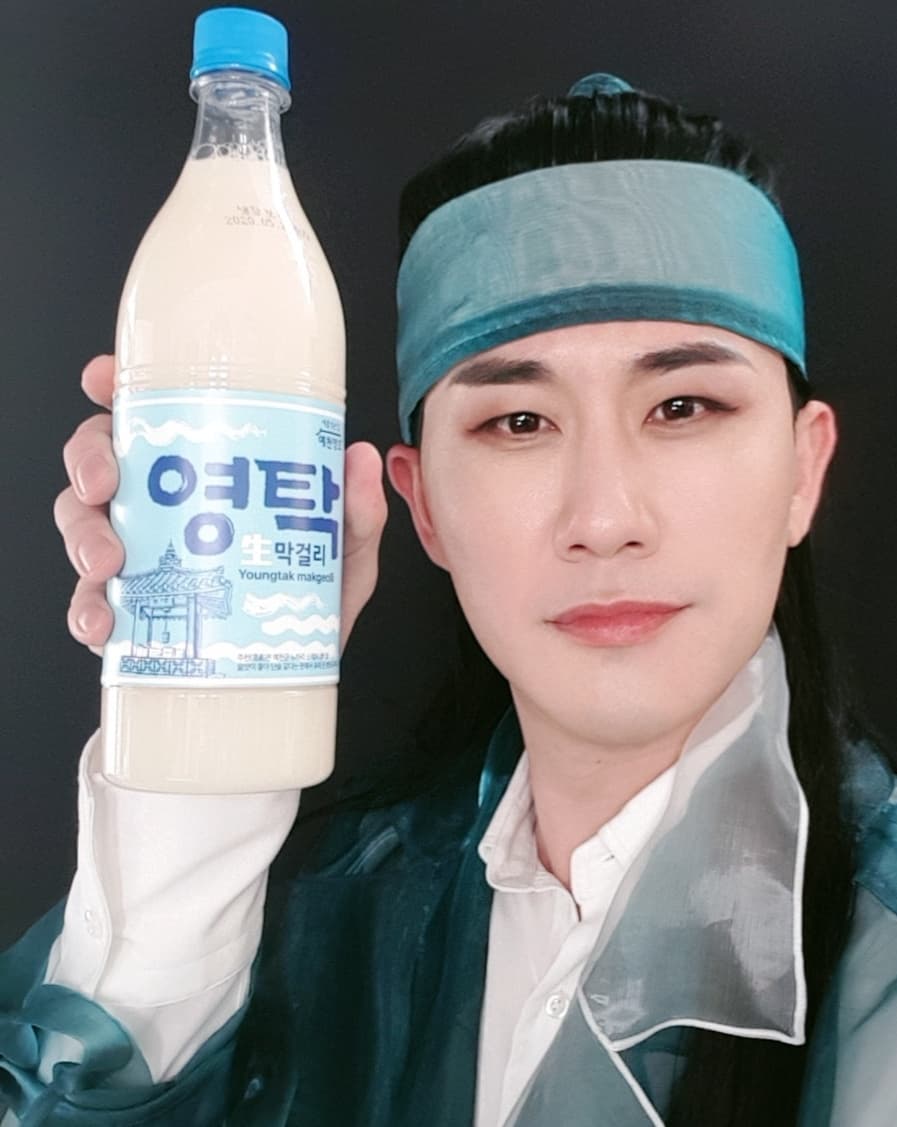영탁, `영탁 막걸리`들고 생일축하 화답...부모님·동료·팬 모두 감사