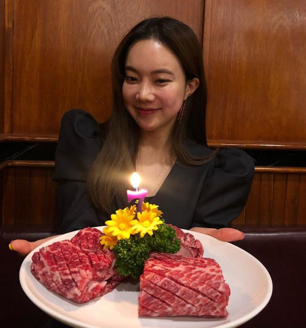 김나희, 데뷔 7주년 기념 고기파티…행복한 미소 `눈길`