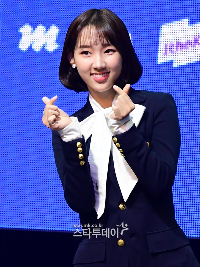 [포토] 위클리 지윤, 발랄한 손하트