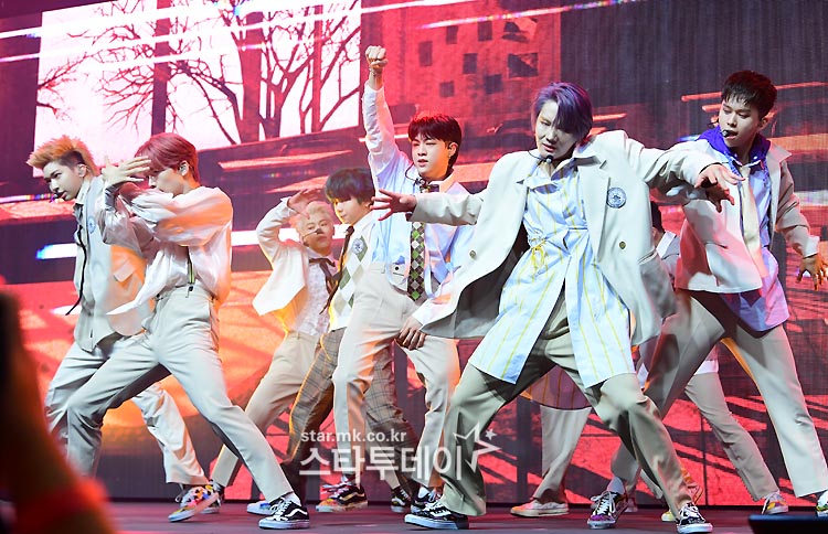 [포토] 그룹 티일사일구, 파워 넘치는 무대