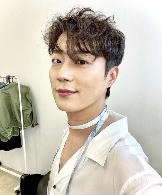 윤두준, 아침부터 화려한 조각 미모...“이번 주도 으랏차”