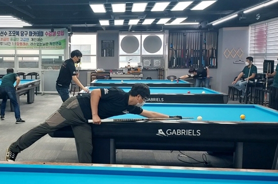 [포토] 힘든 자세에서도 스트로크는 확실히!