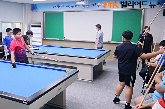 전교생 7명 ‘소멸위기’ 중학교, 당구가 살렸다