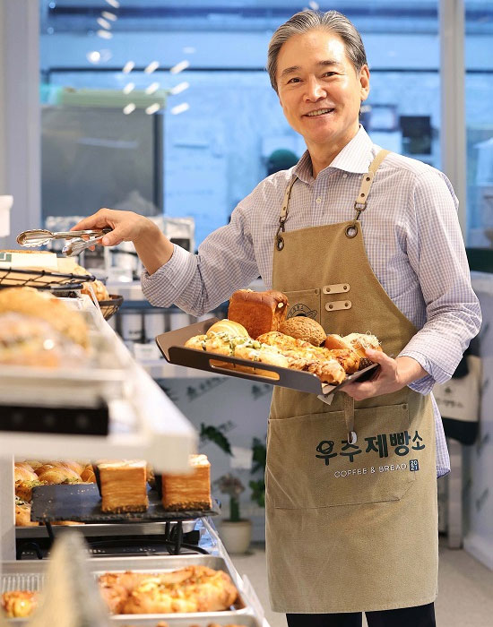 주말에만 300팀…국민배우 정보석 빵집 우주제빵소 가보니 [남돈남산]